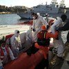 在兰佩杜萨的码头，意大利海岸警卫队让在地中海上获救的幸存者上岸。 （2015年2月图片）
