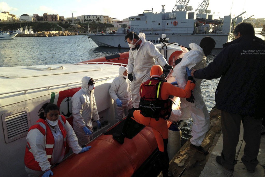 在兰佩杜萨的码头，意大利海岸警卫队让在地中海上获救的幸存者上岸。 （2015年2月图片）