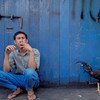 Un hombre fuma un cigarrillo en la puerta de su casa en Indonesia. Foto: Banco Mundial/Curt Carnemark