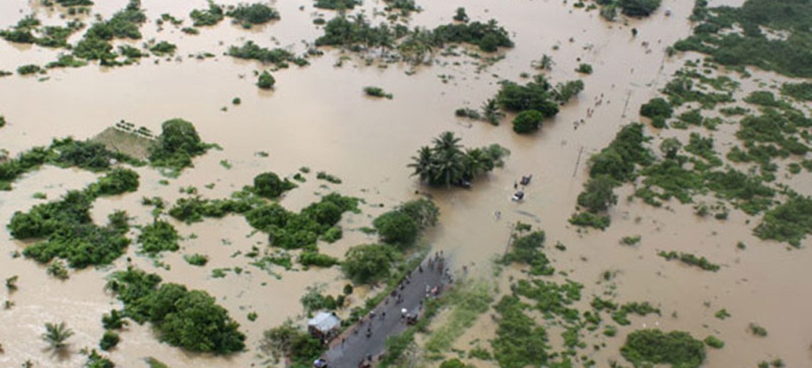 Over half a million people have been affected by flooding and landslides in central and southern Sri Lanka.