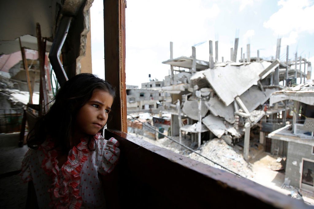 Una niña palestina mira desde su casa en Gaza la destrucción a su alrededor (foto de archivo)..