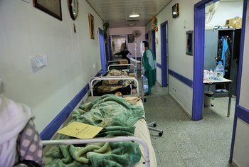 Des lits alignés dans un couloir en raison du trop grand nombre de patients dans le service de pédiatrie de l'hôpital Al-Thawra, à Sanaa, au Yémen. Photo UNICEF/Rajat Madhok