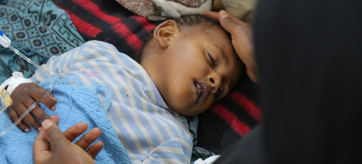 Un enfant souffrant de diarrhée grave ou de choléra reçoit un traitement à l'hôpital Sab'een à Sanaa, au Yémen, en mai 2017. Photo UNICEF/UN065873/Alzekri