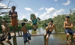 Des jeunes riverains de la forêt nationale du Tapajent se baignent dans la rivière pour se rafraîchir de la chaleur intense du soleil brésilien.