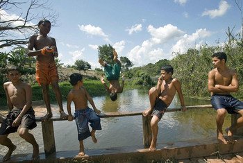 Au Brésil, de jeunes riverains de la forêt nationale du Tapajós se baignent dans la rivière pour se rafraîchir de la chaleur intense du soleil.