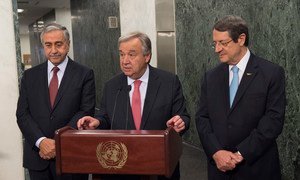 Point presse du Secrétaire général de l'ONU, António  Guterres, en présence des dirigeants chypriote turc (à gauche) et chypriote grec le 4 juin 2017 au siège des Nations Unies à New York.
