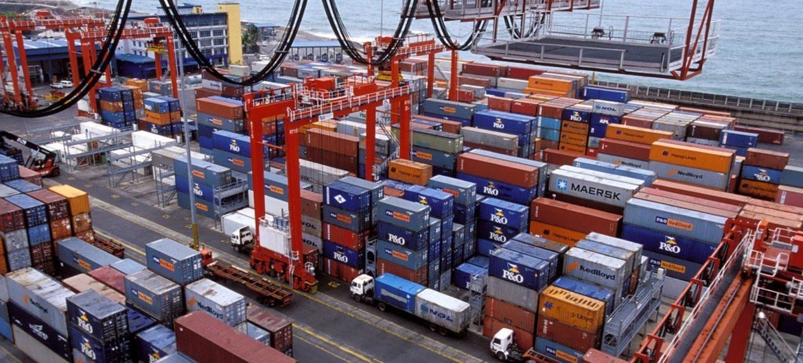 في الصورة، رافعات الرصيف في أحواض السفن في ميناء سريلانكي. يعتمد الاقتصاد العالمي بشكل كبير على الأسطول التجاري الدولي من الناقلات للحفاظ على تحرك السلع بسرعة وأمان وكفاءة.