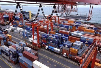 في الصورة، رافعات الرصيف في أحواض السفن في ميناء سريلانكي. يعتمد الاقتصاد العالمي بشكل كبير على الأسطول التجاري الدولي من الناقلات للحفاظ على تحرك السلع بسرعة وأمان وكفاءة.