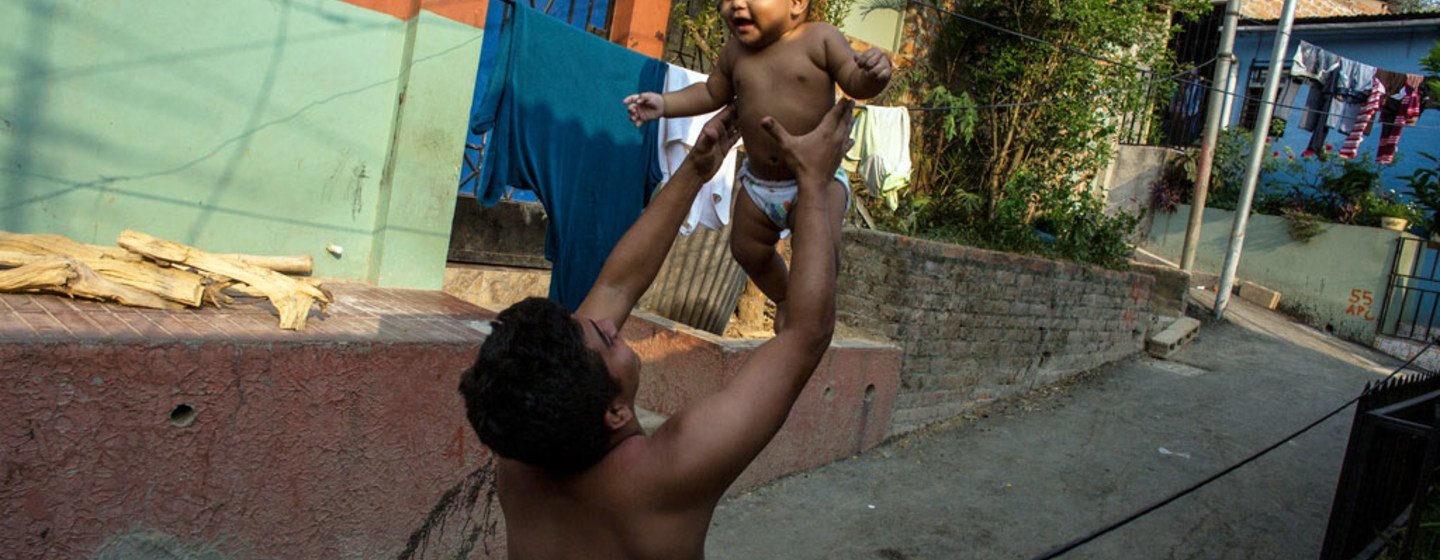 Douglas Neftalí y su hijo Santiago juegan en San Salvador, el Salvador. Foto: UNICEF/UN018627/Zehbrauskas