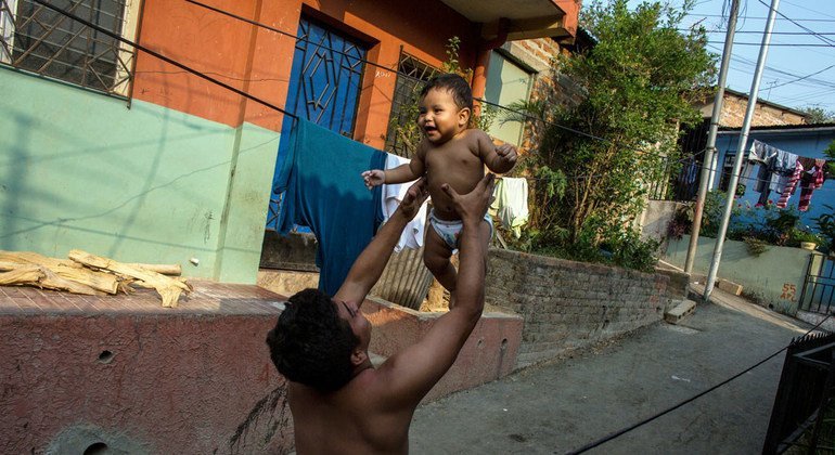 Douglas Neftalí y su hijo Santiago juegan en San Salvador, el Salvador. Foto: UNICEF/UN018627/Zehbrauskas