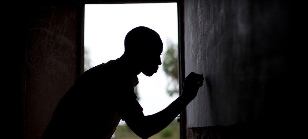 布隆迪一位17岁的少年在教育中心接受心理辅导。儿基会/ Prinsloo