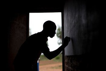 布隆迪一位17岁的少年在教育中心接受心理辅导。