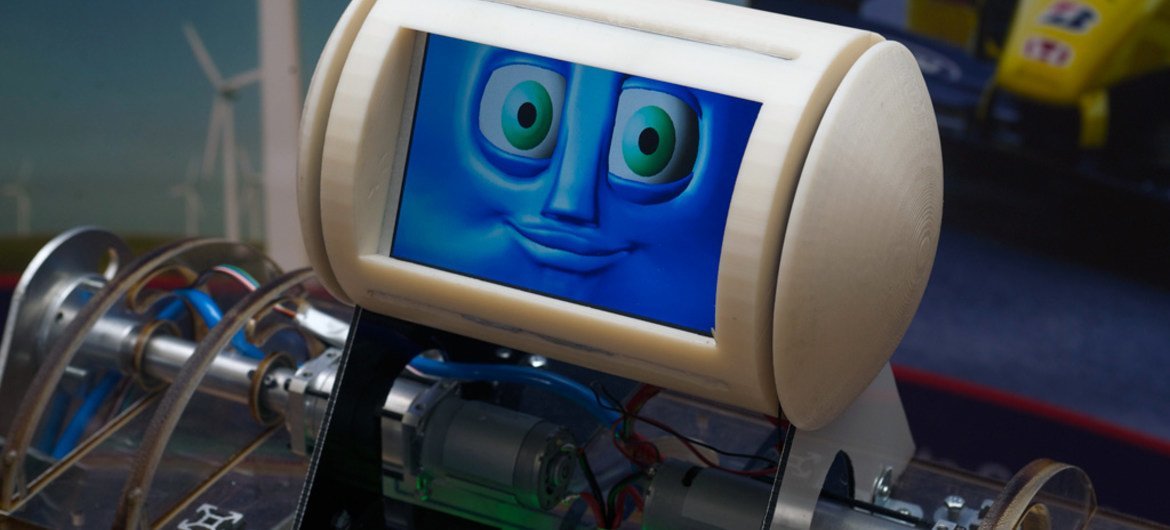 El robot Robbie es un prototipo diseñado por investigadores y estudiantes de ingeniería del Trinity College de Dublín, en Irlanda, para un adolescente que nació con una enfermedad rara conocida como Total Amelia. Foto: ITU/M.Jacobson-Gonzalez