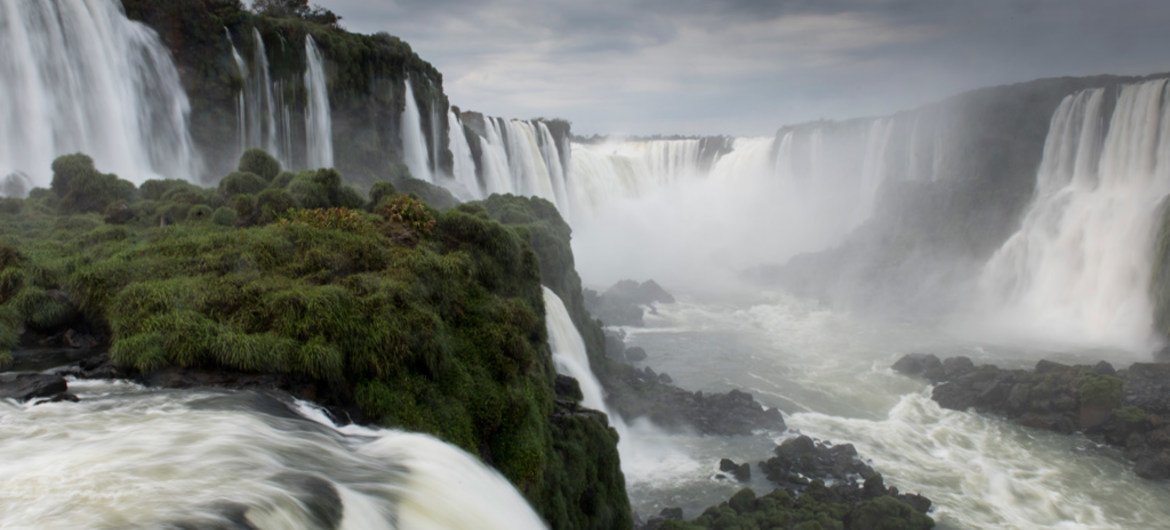 Las Cataratas del Iguazú, en la frontera entre Brasil y Argentina. Foto: ONU / Mark Garten