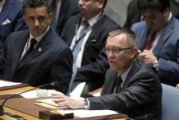 Jeffrey Feltman (à droite), Secrétaire général adjoint aux affaires politiques, devant le Conseil de sécurité. Photo ONU/Evan Schneider