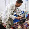 一名感染霍乱的女童正在也门一所医院接受治疗。UNICEF/Fuad