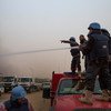 6月8日，联合国马里特派团维和人员在基地被拍击炮击中后正在扑火。联合国图片/Sylvain Liechti