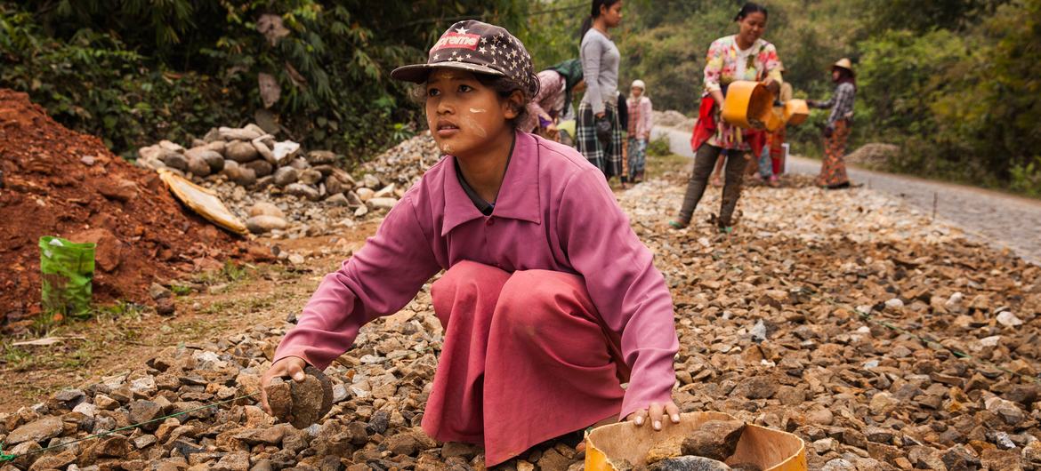 Esta niña de 13 años trabaja construyendo y reparando carreteras por unos tres dólares al día en el estado de Kachin (Myanmar). Foto: UNICEF/UN061799/Brown