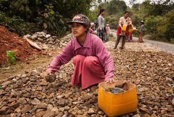 في مارس 2013 ، كانت فتاة تبلغ من العمر 13 عاما تعمل مقابل 4000 كيات (حوالي 3 دولارات) يوميا في بناء وإصلاح الطرق، في ولاية كاشين بميانمار.