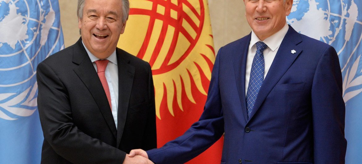 Антониу Гутерриш  с президентом Кыргызстана Фото ООН/Вячеслав Оселедко