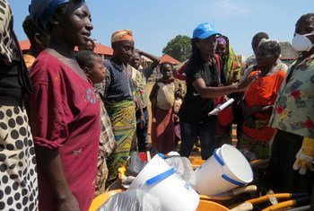难民署工作人员在安哥拉卡坎达接待中心开始废物清理工作，数千名来自刚果民主共和国的难民正在这里寻求庇护。