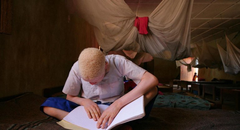 Un niño ciego y con albinismo lee Braille en una escuela para niños con discapacidades en Moshi, en la región del Kilimanjaro. Foto: UNICEF/Pirozzi