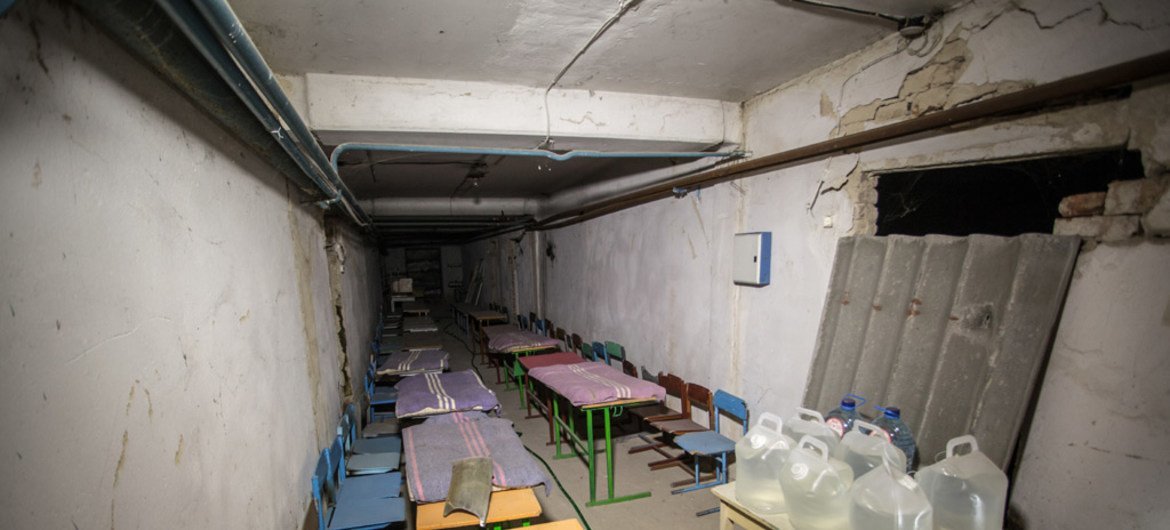 Un abri souterrain dans une école du village de Hranitne, situé le long de la ligne de contact qui divise les zones contrôlées par le gouvernement et celles qui ne le sont pas, dans l'est de l'Ukraine. Photo UNICEF/Kozalov