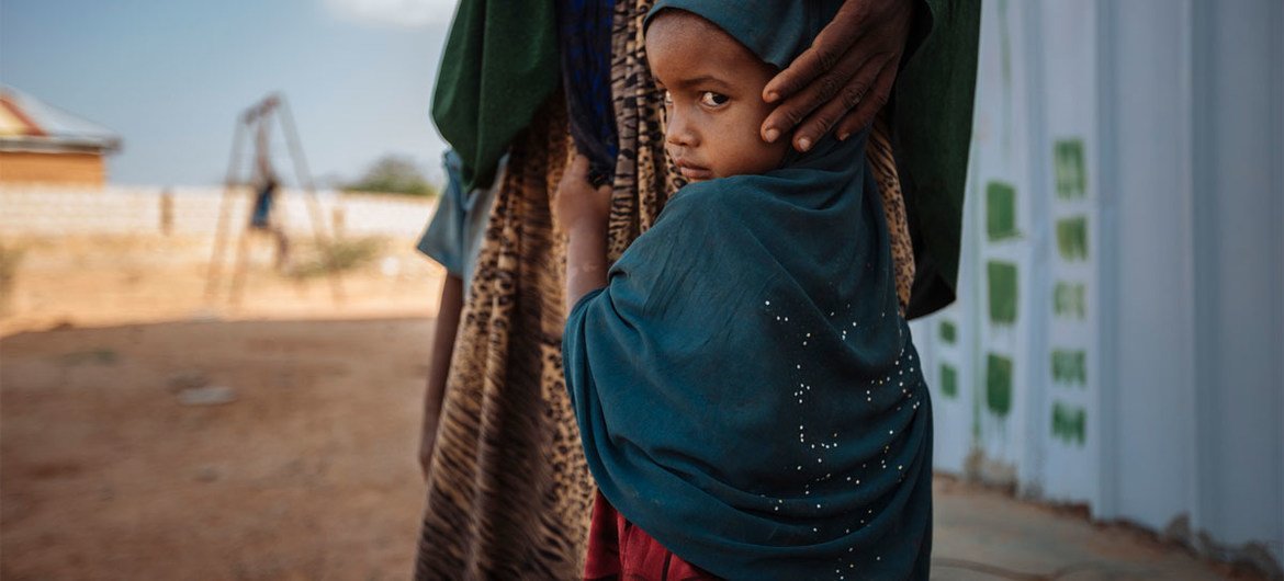 Cette fillette de deux ans avec sa mère et son frère, a marché 125 km en Somalie à la recherche d'eau et de nourriture. Photo Muse Mohammed/OIM