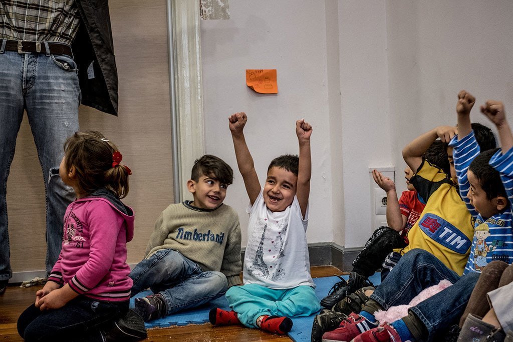 أطفال في أحد مراكز اللاجئين في أثينا (الأرشيف)