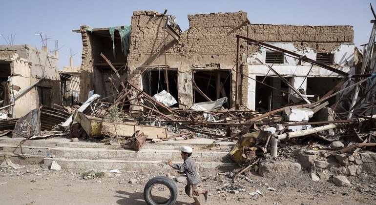 Un niño juega con una rueda en la ciudad de Saada, en Yemen, destruida por los bombardeos.