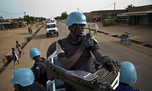 Des policiers de l'ONU en patrouille dans les rues de Gao, au Mali. Photo MINUSMA/Marco Dormino