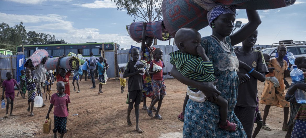 南苏丹难民在埃塞俄比亚吉姆比亚（Gimbi）的中转站过夜。