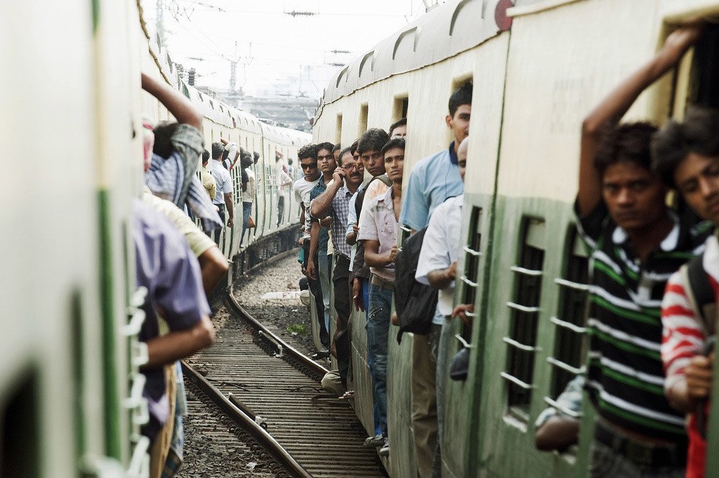 印度加尔各答，人们正搭乘火车从郊区前往市区。