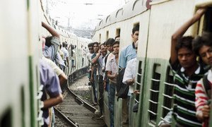 Пассажиры  поезда в Индии. Фото ООН