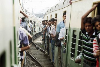 Пассажиры  поезда в Индии. Фото ООН