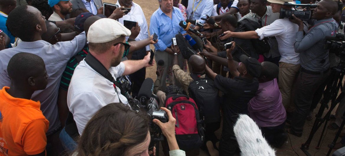 秘书长古特雷斯在乌干达北部的难民营向媒体发表讲话。联合国图片/Mark Garten