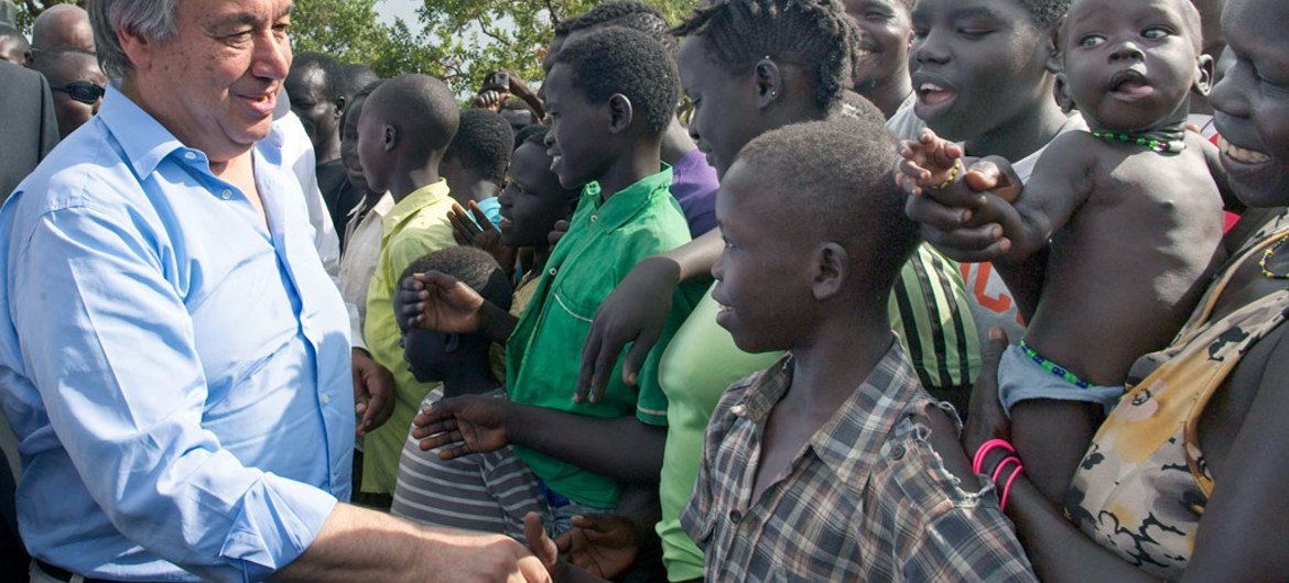 Le Secrétaire général António Guterres au camp d'Imvepi, en Ouganda. Photo ONU/Mark Garten