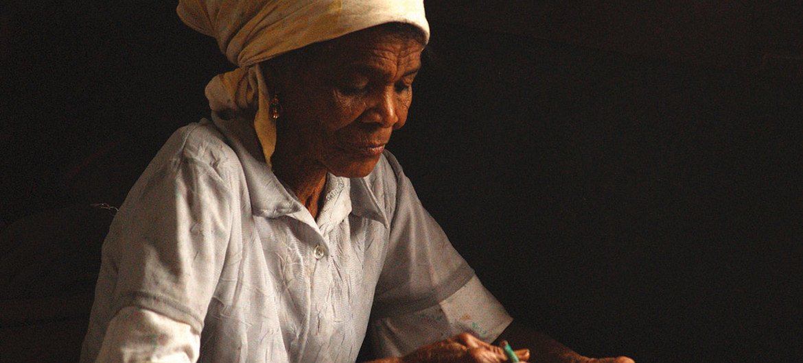 Uma mulher aprende a escrever em São Tomé e Príncipe