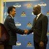 安理会本月轮值主席、玻利维亚常驻联合国代表约伦蒂与海地新当选总统弗内尔•莫伊兹在首都太子港举行联合记者会。联合国图片/ Logan Abassi