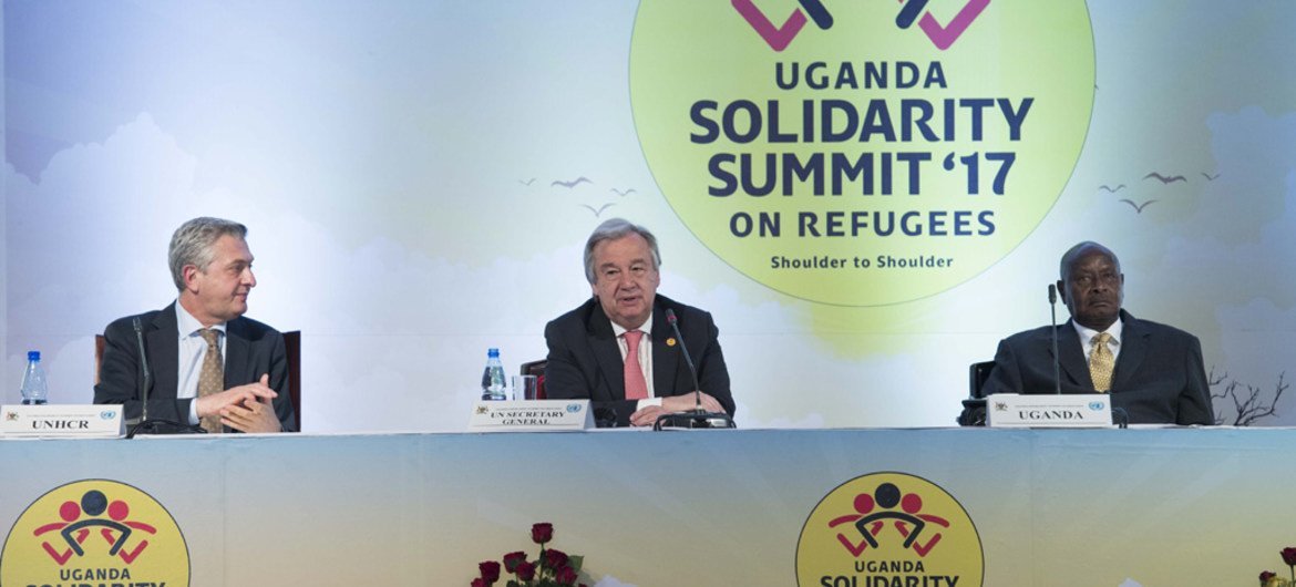 Le 'Sommet de la solidarité' à Kampala, en Ouganda. Le Secrétaire général António Guterres (au centre) co-préside le sommet avec le Président ougandais Yoweri Museveni (à droite) et le Haut Commissaire des Nations Unies pour les réfugiés, Filippo Grandi (à gauche). Photo ONU/Mark Garten