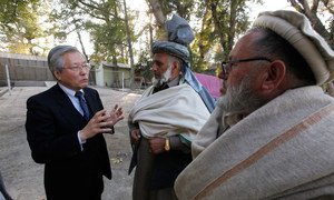 Le Représentant spécial du Secrétaire général pour l'Afghanistan, Tadamichi Yamamoto, lors d'une visite dans la province de Nangarhar (archives)