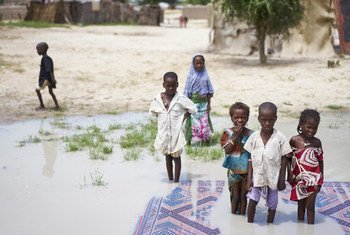 Children wash a mat in water in Toumour, Niger. Thousands of displaced civilians are sheltering in and surrounding the village, many having arrived after attacks by Boko Haram in Bosso, Niger.