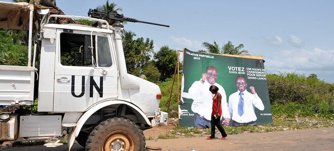 Des Casques bleus de l'Opération des Nations Unies en Côte d'Ivoire (ONUCI) sécurisent la zone de Grand Laho lors des élections législatives partielles qui ont eu lieu en 2011. (archive)