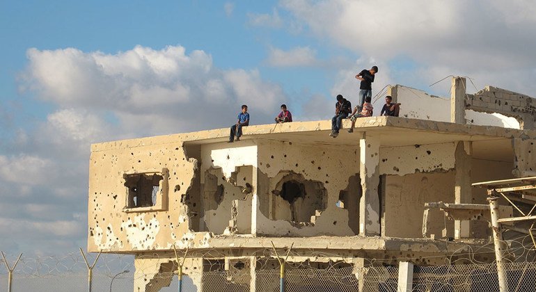 Grupo de jóvenes en un edificio abandonado de Gaza.
