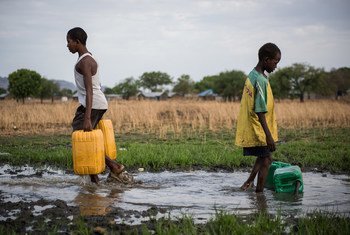 Deux garçons recueillent de l'eau d'un tuyeau endommagé à la périphérie de Juba, au Soudan_du Sud. L'eau est pompée du Nil blanc, mais elle n'est pas traitée, mettant en danger la santé de ceux qui la consomment.