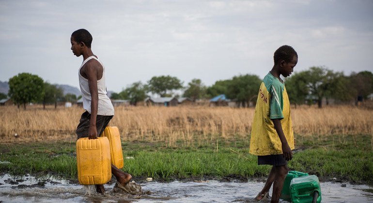 Deux garçons recueillent de l'eau d'un tuyeau endommagé à la périphérie de Juba, au Soudan_du Sud. L'eau est pompée du Nil blanc, mais elle n'est pas traitée, mettant en danger la santé de ceux qui la consomment.