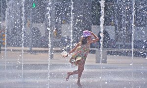 По словам экспертов, учитывая дефицит воды, в городах можно собирать дождевую воду и разбивать парки и сады - даже на крышах