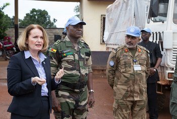 Diane Corner visite la ville de Kaga Bandoro en 2014 accompagnée du Commandant de la Force de la MINUSCA, le Général Martin Chomu Tumenta, et le Commandant du secteur Centre, le Général Mohamed Amin.