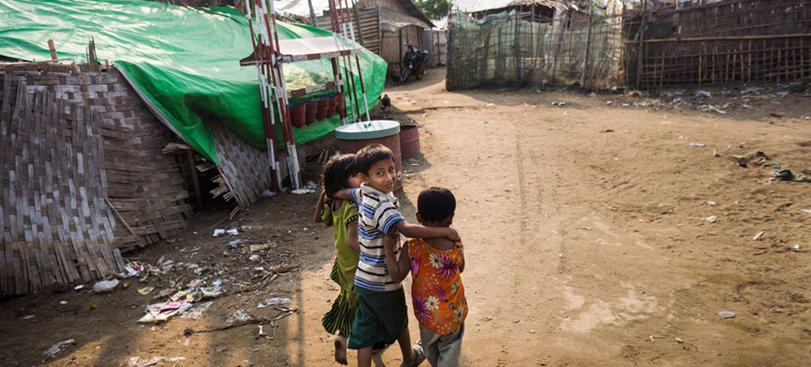 Des enfants marchent sur un chemin entre les abris d'un camp de personnes déplacées dans l'État de Rakhine, au Myanmar, le 6 avril 2017. La plupart des personnes déplacées sont des femmes et des enfants (archive)