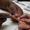 Un trabajador de salud realiza una prueba para determinar la presencia de enfermedades de transmisión sexual como el VIH